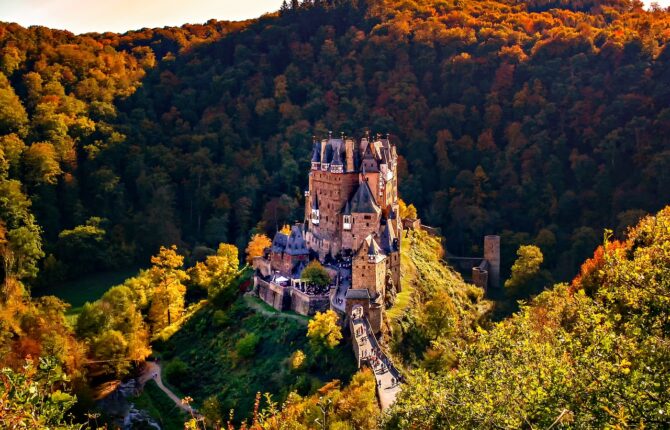 Burg Eltz Steckbrief - Lage, Beschreibung