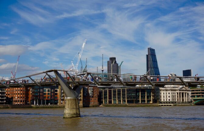 Millennium Bridge London Steckbrief - Konstruktion, Eröffnung, Schwingungen