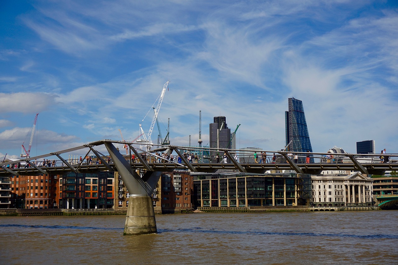 Millennium Bridge London Steckbrief – Konstruktion, Eröffnung, Schwingungen